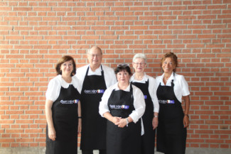 Das Geh-Hin-Team bereit das Stadtteilfrühstück vor.