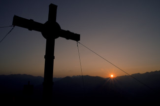 Kreuz vor Abendhimmel