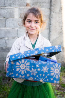 Anna aus Georgien hat ein Weihnachtsgeschenk über Samaritan's Purse erhalten.